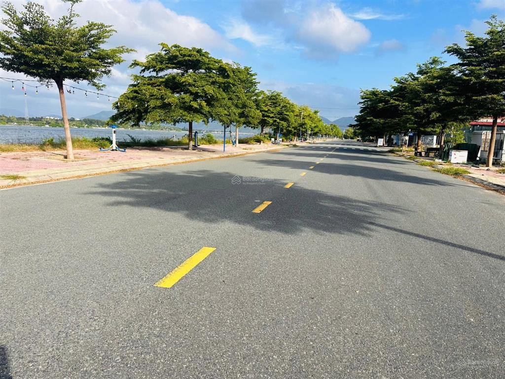 Cần ra nhanh mặt đầm thủy triều, full thổ cư khu tái định cư k8.  0798 347 ***
