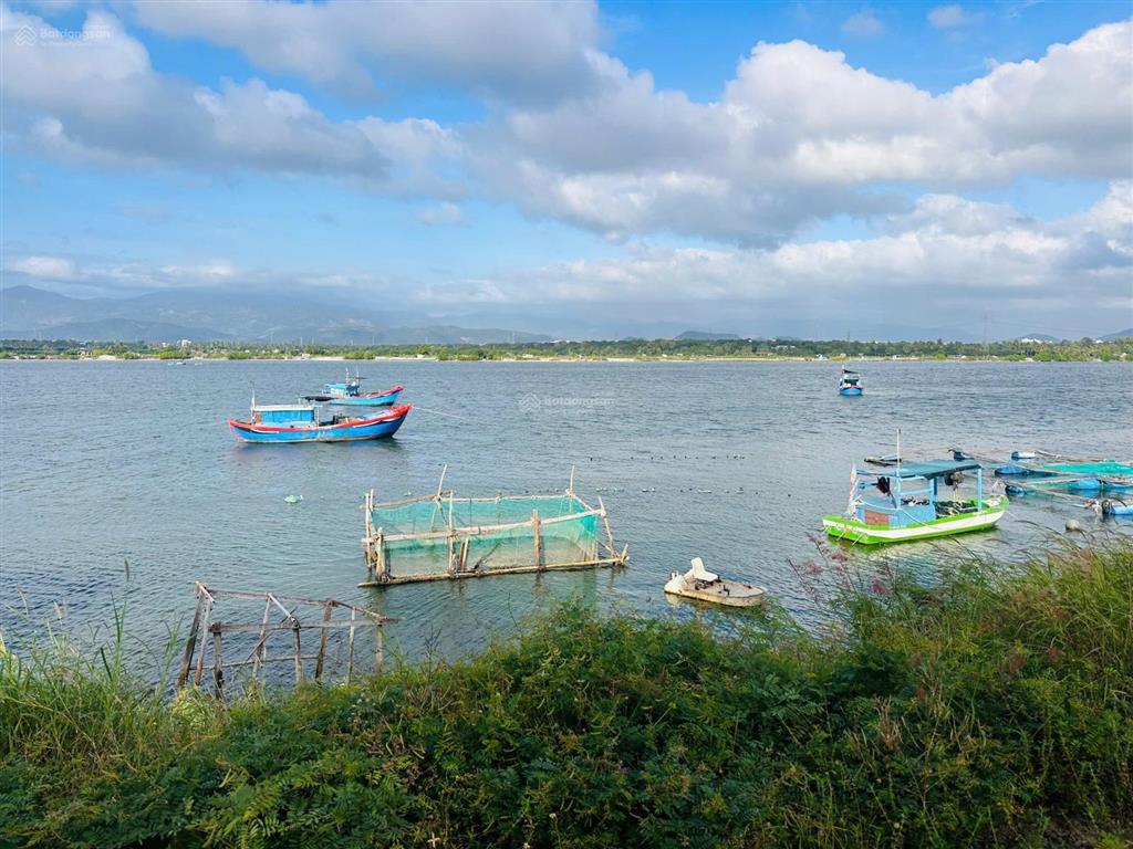 Cần ra nhanh mặt đầm thủy triều, full thổ cư khu tái định cư k8.  0798 347 ***