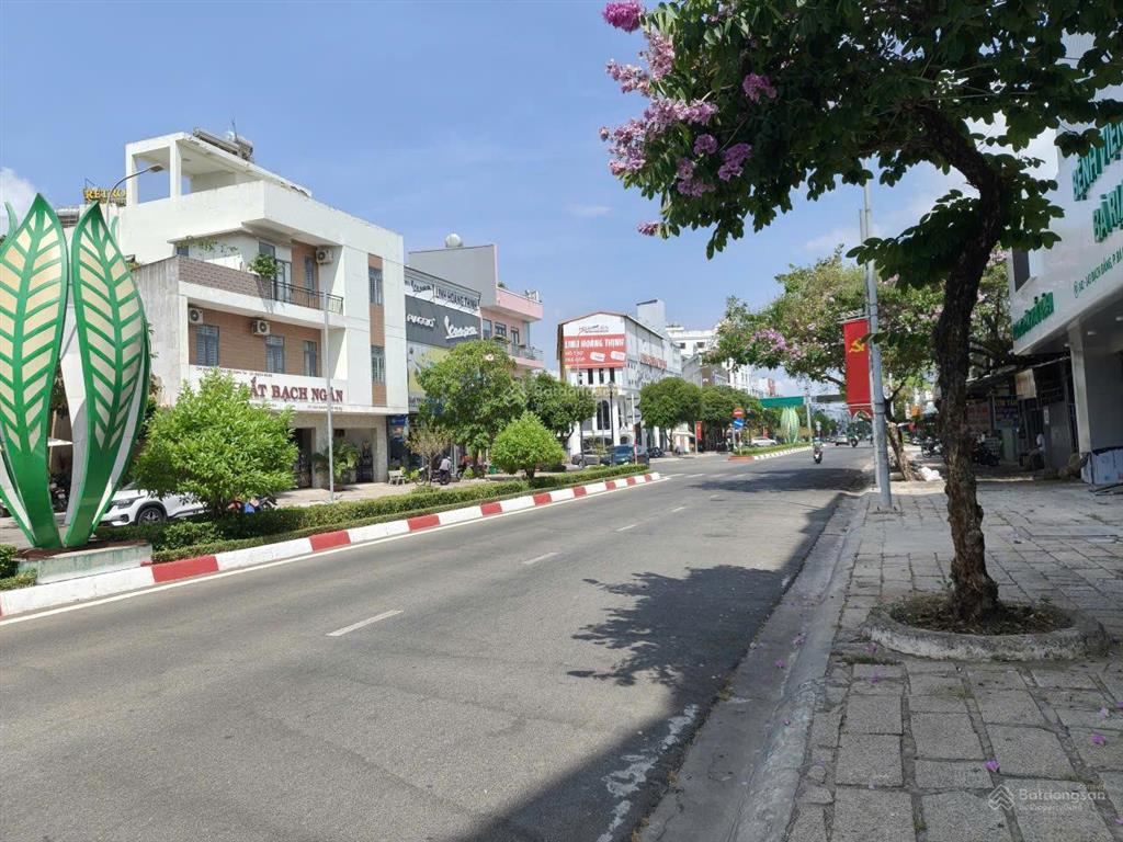 Cho thuê toà nhà mặt tiền 600m2 sàn đường bạch đằng