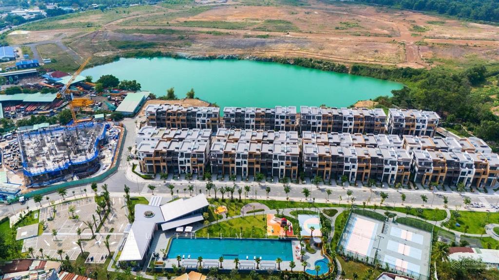 Villa căn góc 2 mặt tiền the 9 stellars (đối diện công viên) thiện chí bán sớm.