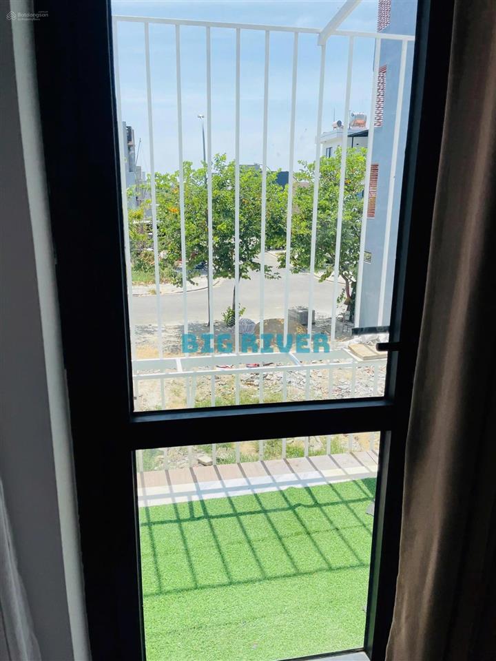 Cho thuê nhà thuộc khu đô thị fpt, có 3 phòng ngủ, đường rộng