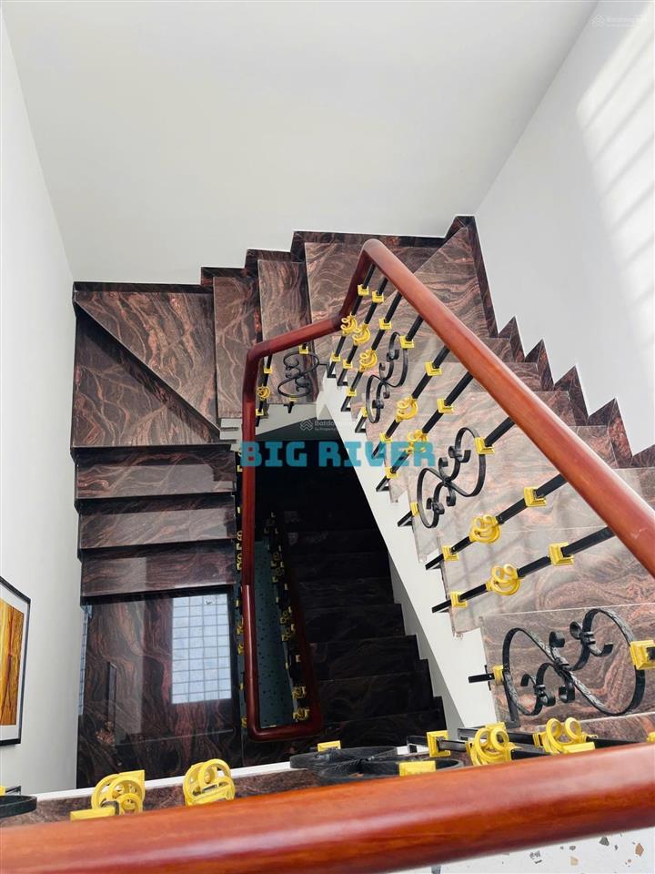 Cho thuê nhà thuộc khu đô thị fpt, có 3 phòng ngủ, đường rộng