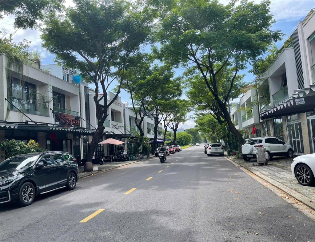 Cho thuê nhà thuộc khu đô thị fpt, có 3 phòng ngủ, đường rộng