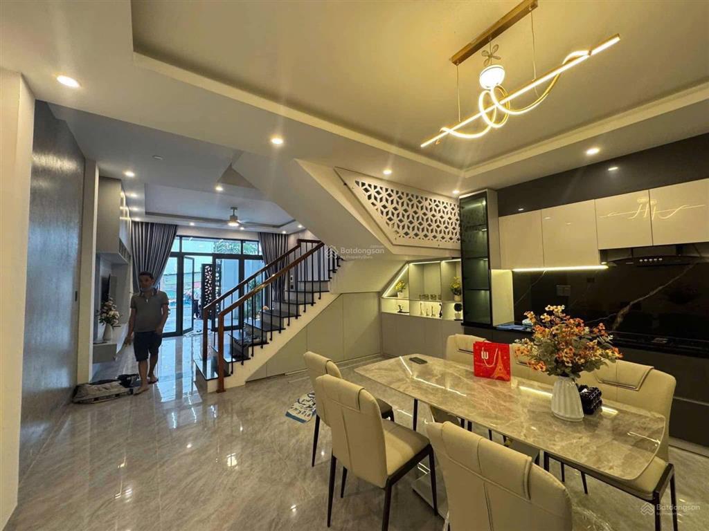 Cho thuê nhà 4 phòng ngủ, 3 tầng ở hoà xuân gần trung tâm thành phố