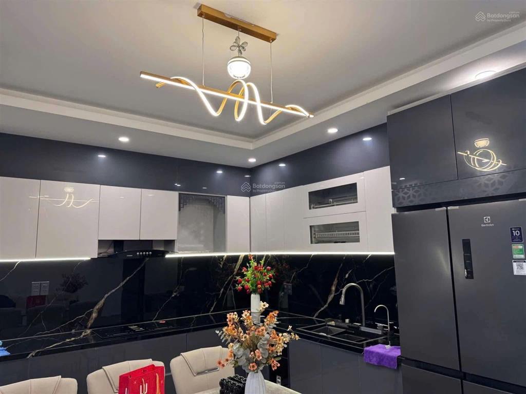Cho thuê nhà 4 phòng ngủ, 3 tầng ở hoà xuân gần trung tâm thành phố