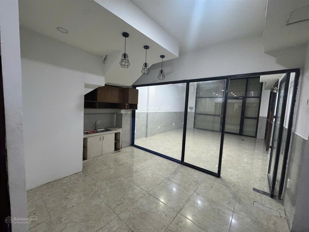 Văn phòng tầng trệt căn xẻ khe hai mặt tiền đối diện công viên 90m2