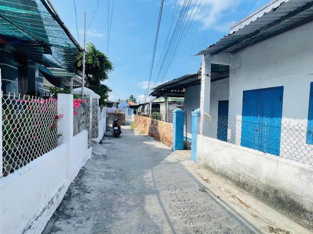 Bán đất có một căn nhà 2 mặt đường cách duy nhất 1 căn ra biển dốc lếch