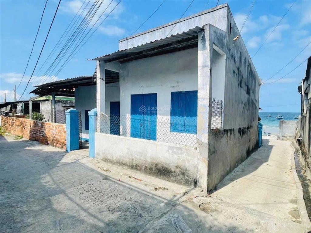 Bán đất có một căn nhà 2 mặt đường cách duy nhất 1 căn ra biển dốc lếch