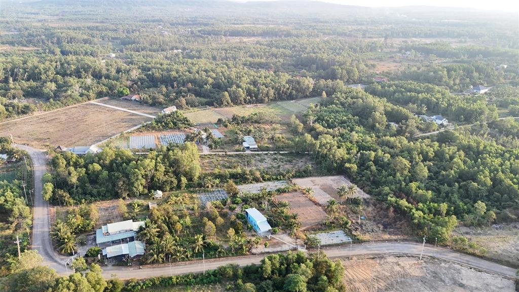 Mặt tiền đường to, giáp suối, diện tích 1700m2, qh tmdv, giá tốt