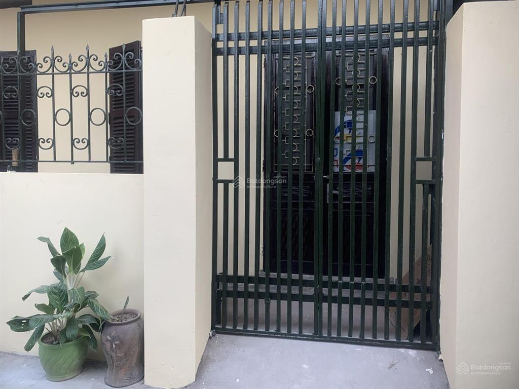 Cc cho thuê nhà ngõ 394 lạc long quân, 3 tầng, 50m2, có sân rộng, thoáng mát, cách 2 nhà ra hồ tây