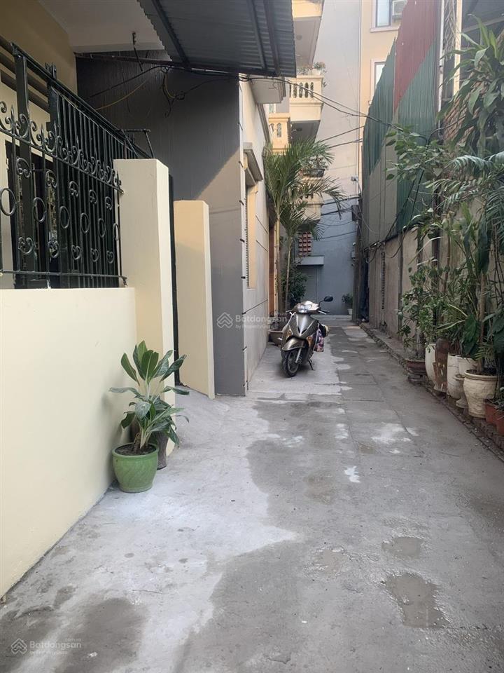 Cc cho thuê nhà ngõ 394 lạc long quân, 3 tầng, 50m2, có sân rộng, thoáng mát, cách 2 nhà ra hồ tây