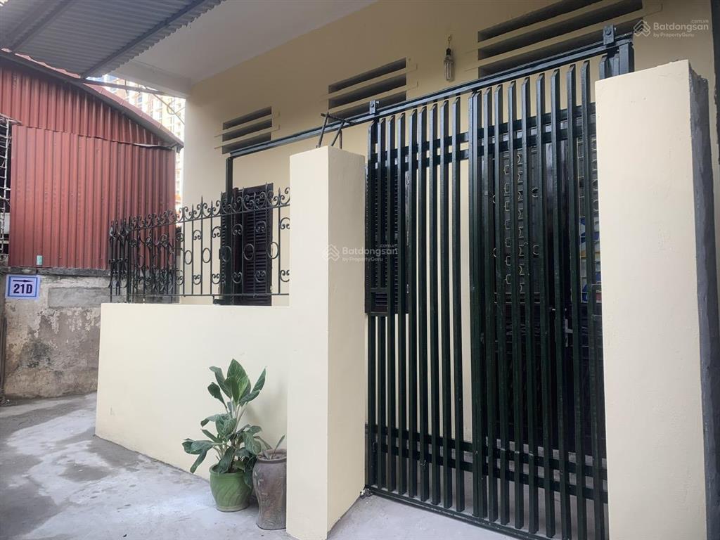 Cc cho thuê nhà ngõ 394 lạc long quân, 3 tầng, 50m2, có sân rộng, thoáng mát, cách 2 nhà ra hồ tây