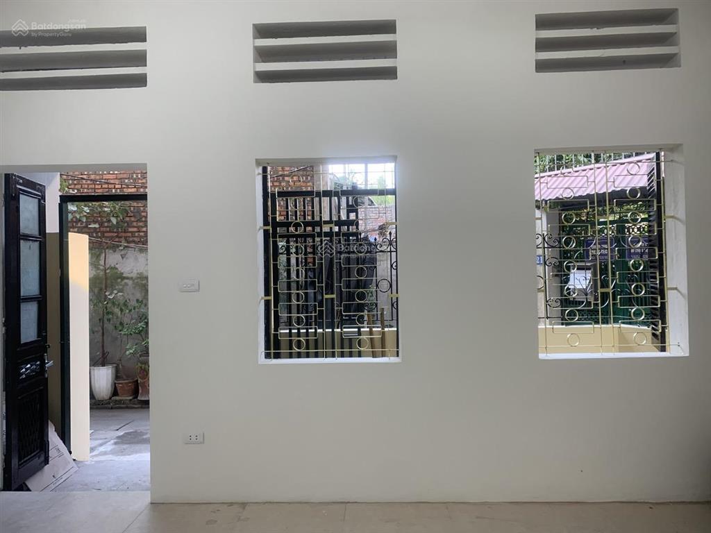 Cc cho thuê nhà ngõ 394 lạc long quân, 3 tầng, 50m2, có sân rộng, thoáng mát, cách 2 nhà ra hồ tây