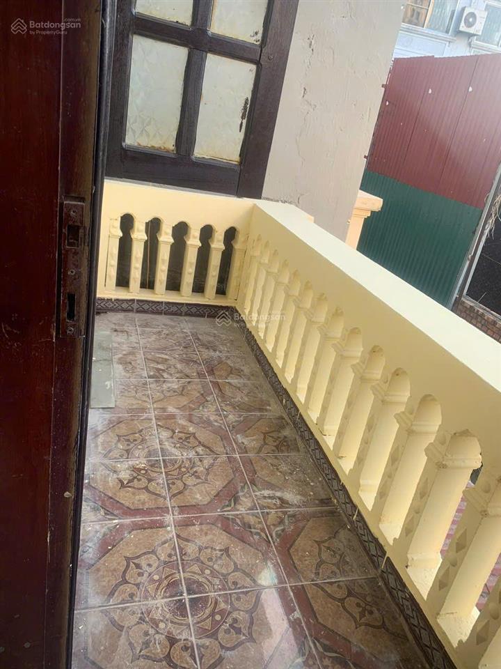 Cc cho thuê nhà ngõ 394 lạc long quân, 3 tầng, 50m2, có sân rộng, thoáng mát, cách 2 nhà ra hồ tây