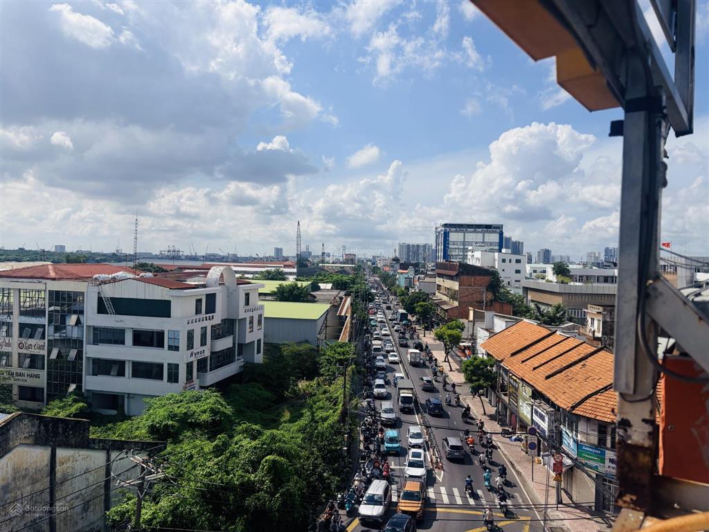 Nhà mặt tiền nguyễn tất thành  quận 4  đối diện công viên