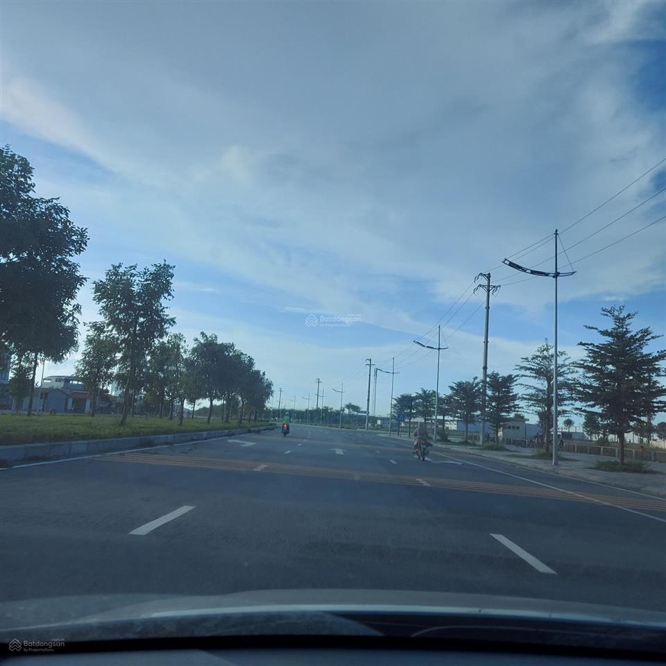 Bán đất dt 9000m² có kho xưởng 4000m² đang cho thuê và đang sử dụng. giá 270$/m²