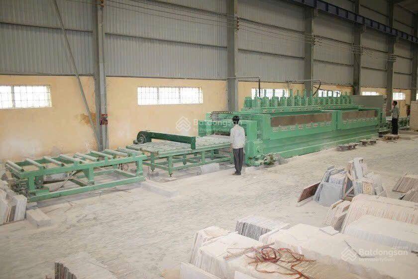 Bán xưởng dt 1ha có 4000m2 nhà xưởng có cẩu trục cao thông thủy 10m. giá bán 75 tỷ