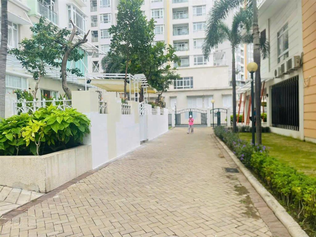 Cho thuê grand house riverside residence 500m2 5pn + phòng giúp việc view hồ bơi 5.000 usd/tháng