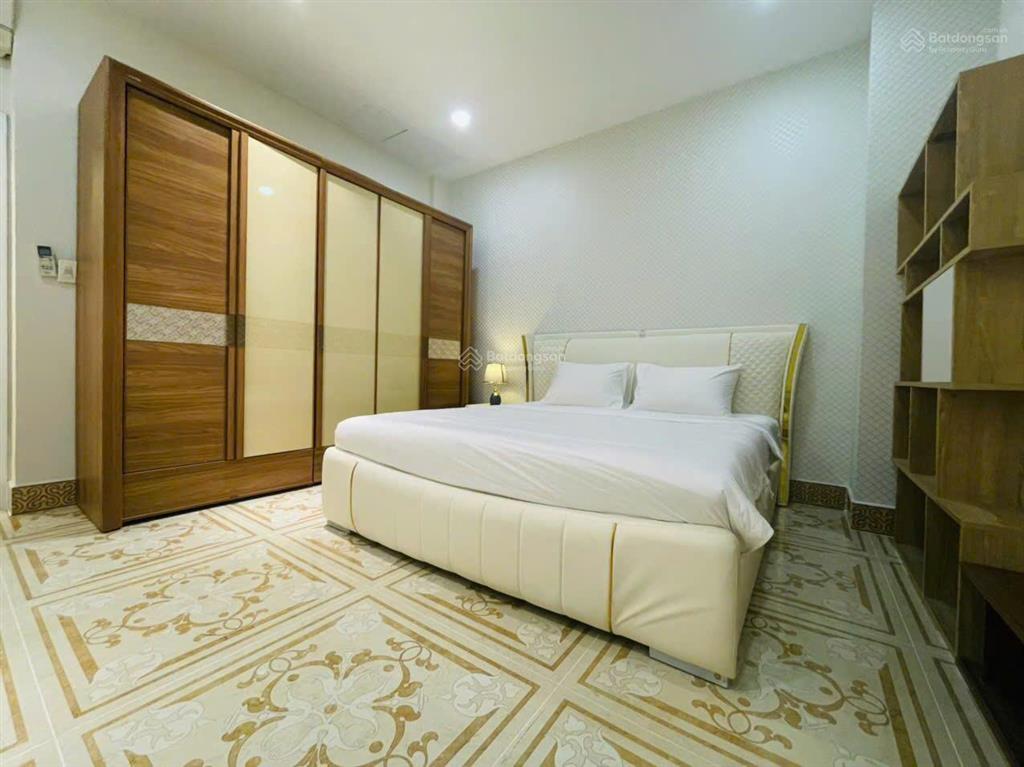 Cho thuê grand house riverside residence 500m2 5pn + phòng giúp việc view hồ bơi 5.000 usd/tháng