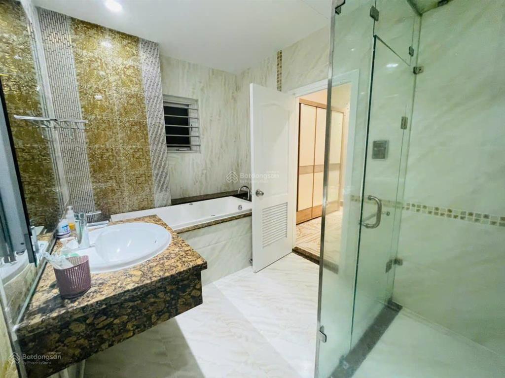 Cho thuê grand house riverside residence 500m2 5pn + phòng giúp việc view hồ bơi 5.000 usd/tháng