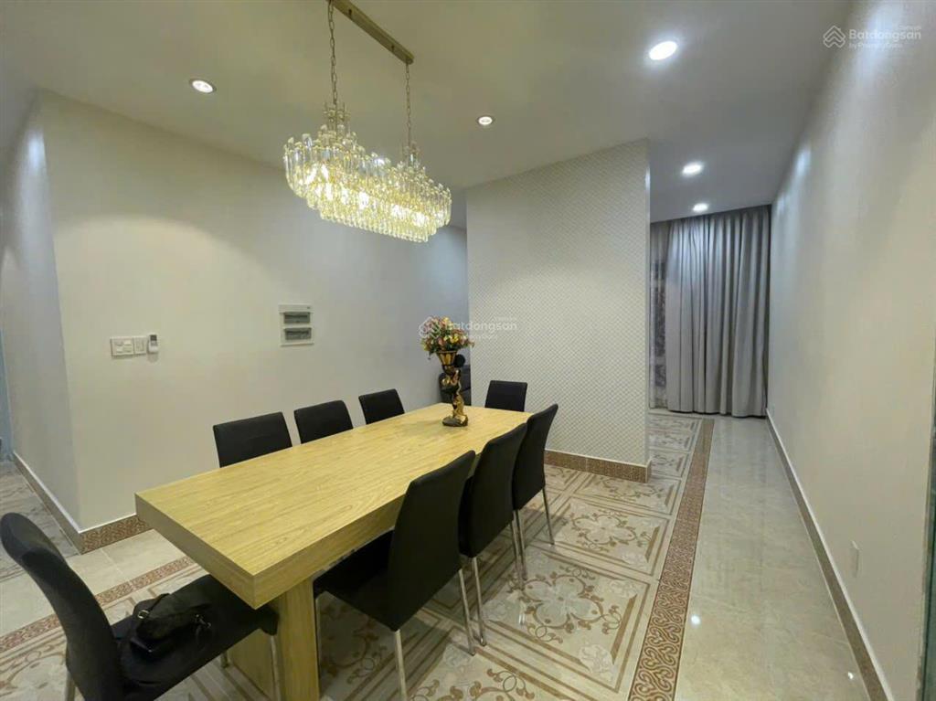 Cho thuê grand house riverside residence 500m2 5pn + phòng giúp việc view hồ bơi 5.000 usd/tháng