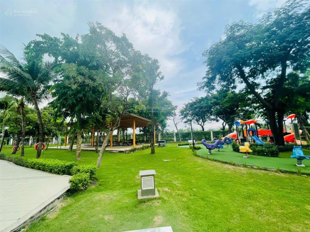 Cho thuê grand house riverside residence 500m2 5pn + phòng giúp việc view hồ bơi 5.000 usd/tháng