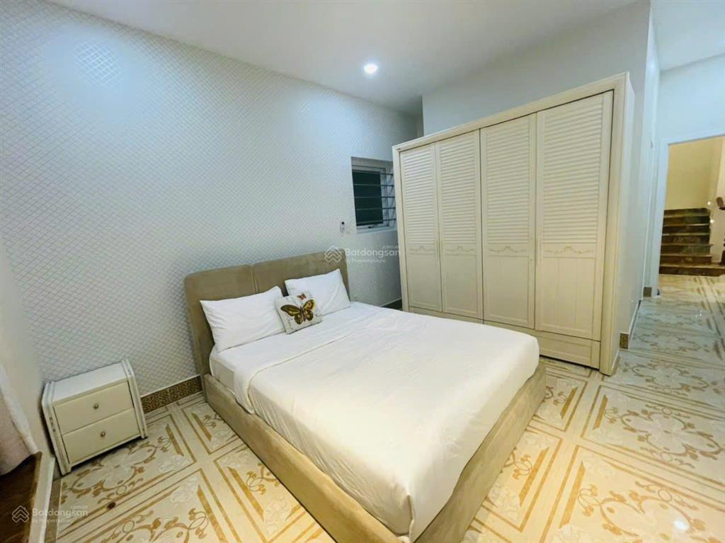 Cho thuê grand house riverside residence 500m2 5pn + phòng giúp việc view hồ bơi 5.000 usd/tháng