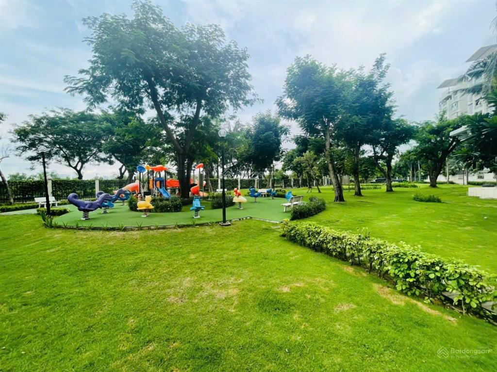 Cho thuê grand house riverside residence 500m2 5pn + phòng giúp việc view hồ bơi 5.000 usd/tháng