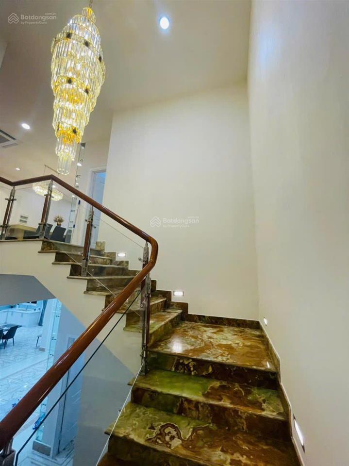 Cho thuê grand house riverside residence 500m2 5pn + phòng giúp việc view hồ bơi 5.000 usd/tháng