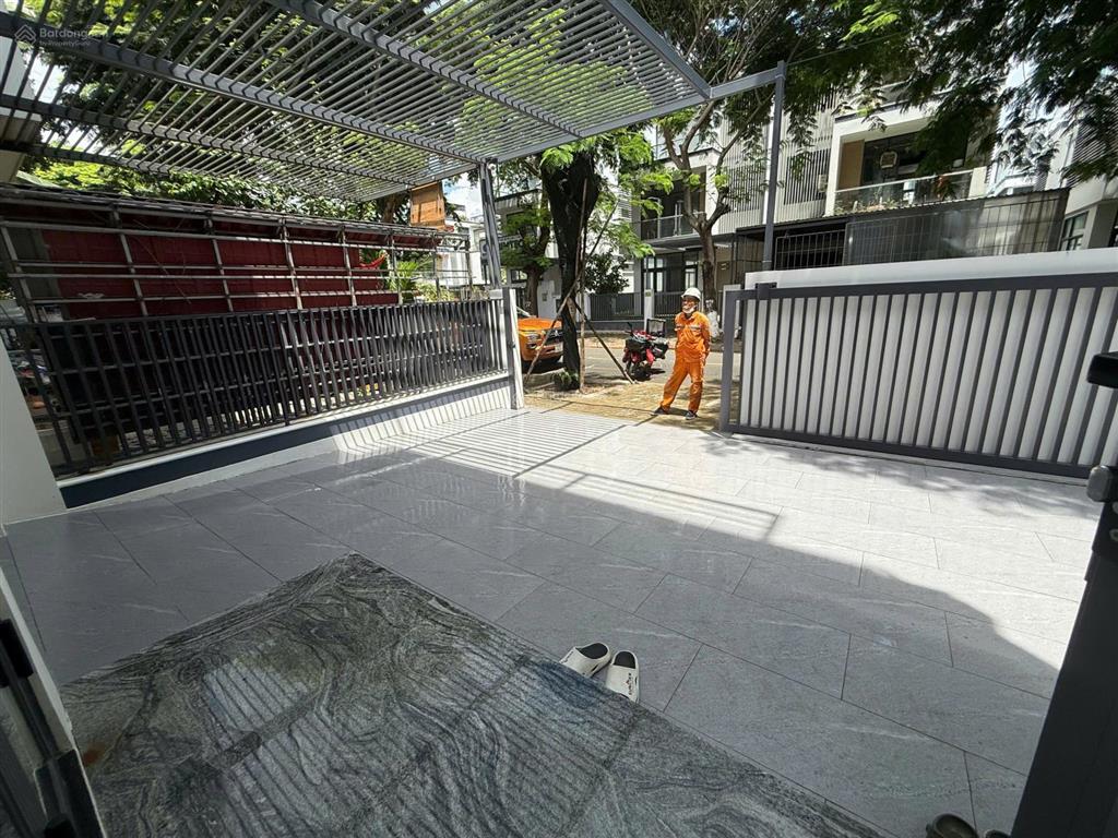Cho thuê villa song lập khu thăng long long phước  5pn xd 300m2  full nội thất  40triệu/tháng