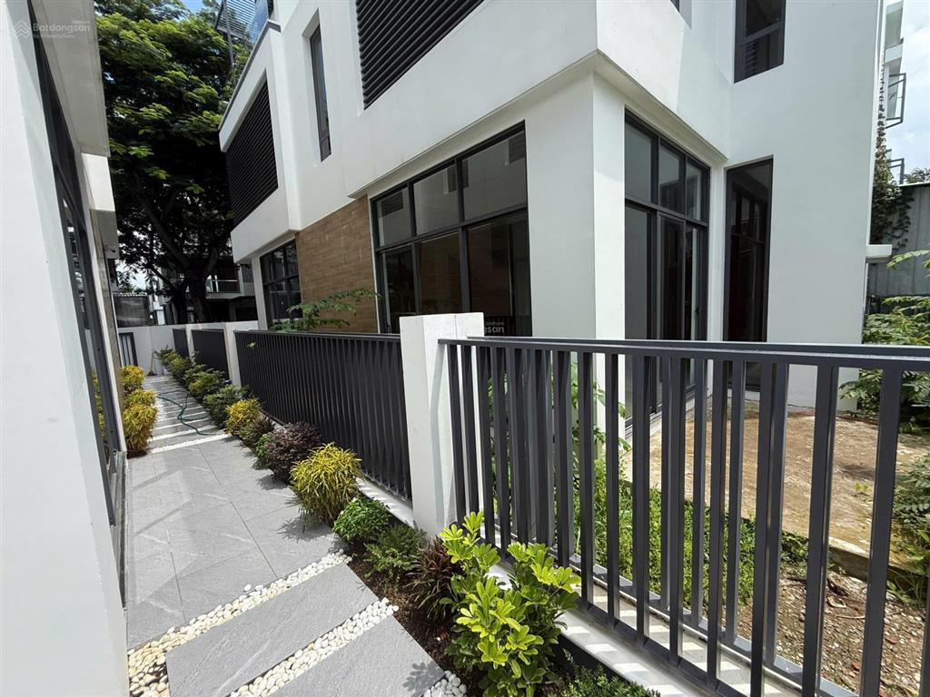 Cho thuê villa song lập khu thăng long long phước  5pn xd 300m2  full nội thất  40triệu/tháng