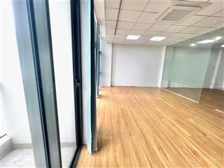 Cho thuê tầng văn phòng có ngăn kính giá chỉ 12.5tr 100m2 có thang máy, máy lạnh