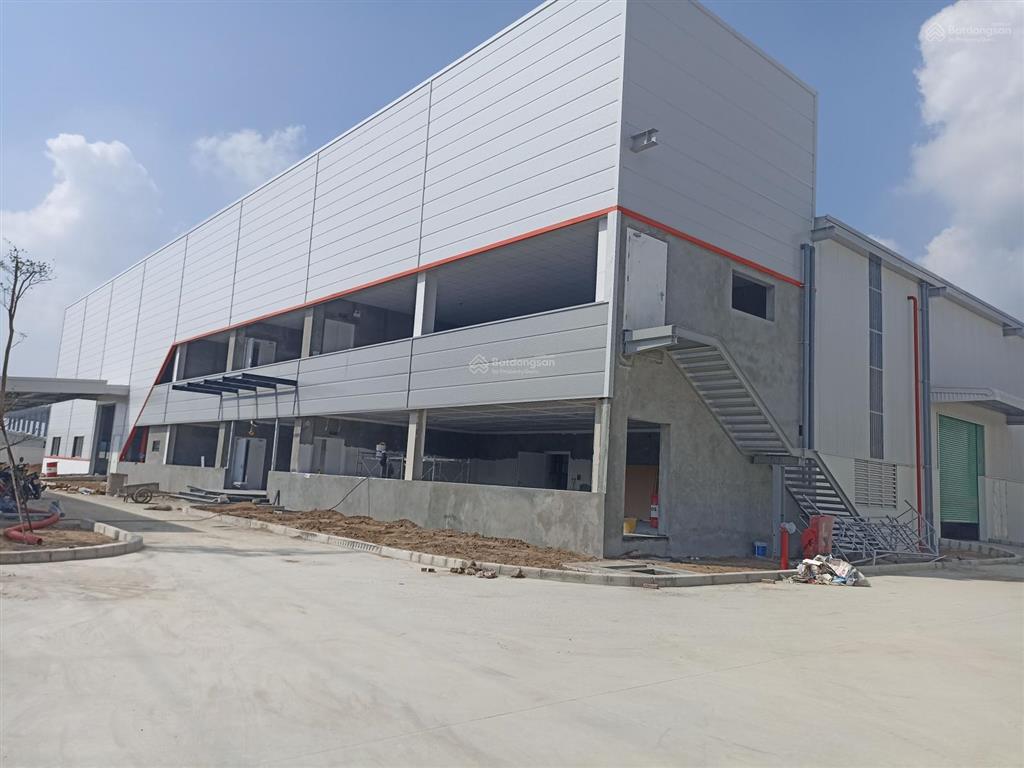 Cho thuê kho dock, xưởng mới dt 5000m2 khu cn bắc ninh ốp panel, cần trục 20t, giá tốt