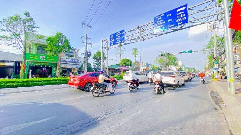 Cho thuê nhà sd 500 m2 mặt tiền nguyễn văn cừ tiện văn phòng 25 triệu