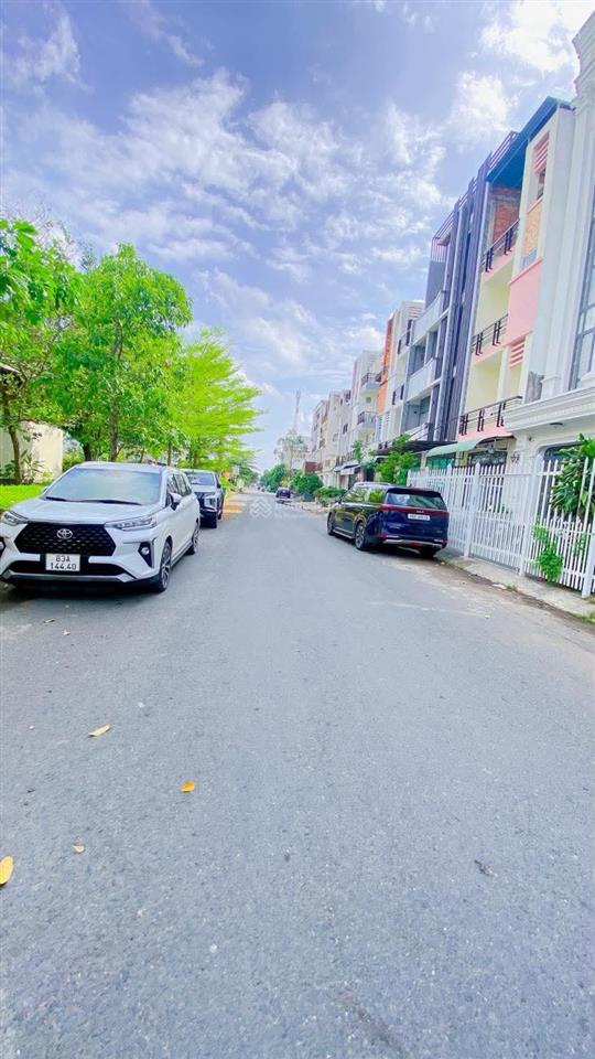 Cho thuê mặt bằng 1.400 m2 ngay góc khu cic8