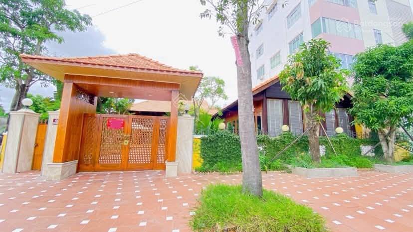 Cho thuê biệt thự 600 m2 có sân rộng kdc 586 tiện văn phòng