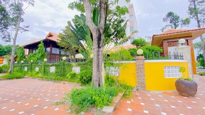 Cho thuê biệt thự 600 m2 có sân rộng kdc 586 tiện văn phòng