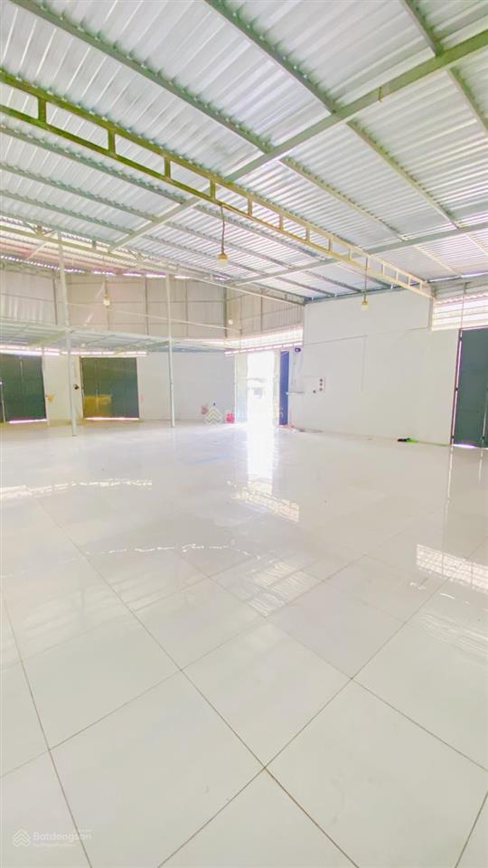 Cho thuê kho góc 2 mặt tiền mới xây kế xe honda