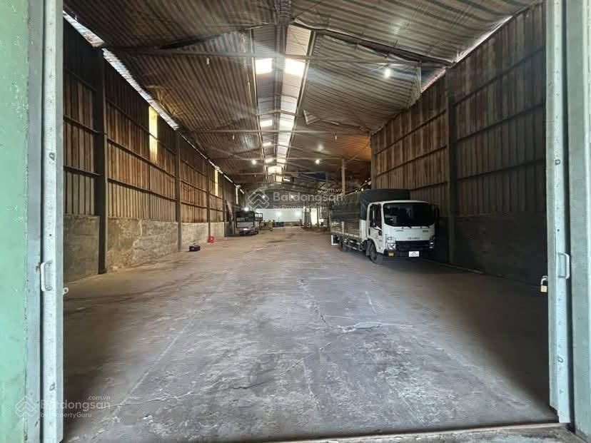 Cho thuê kho 1.300 m2 mặt tiền lộ vòng cung 30 triệu có điện 3 pha