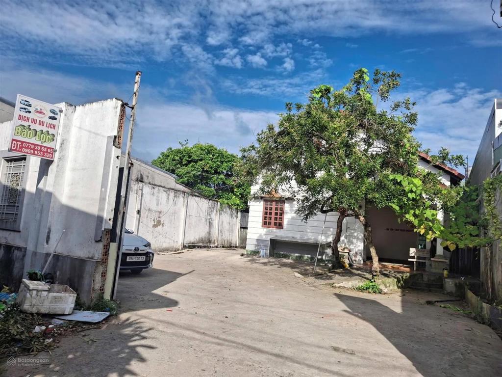 Cho thuê 400 m2 nhà có sân rộng nguyễn văn linh 10 triệu