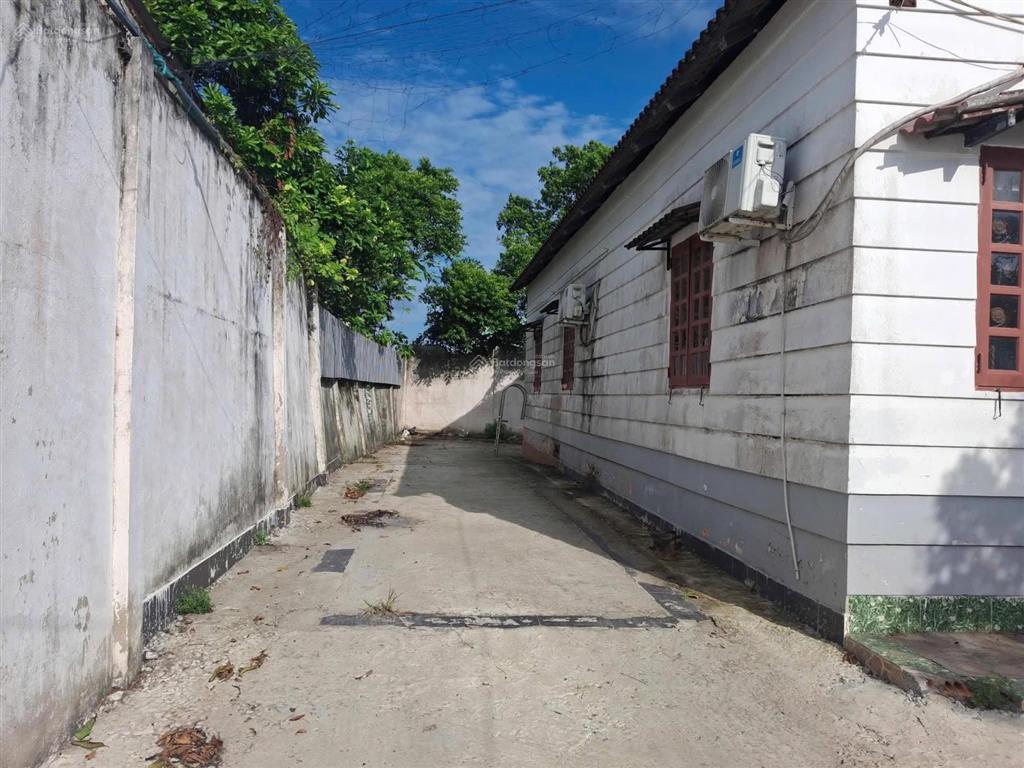 Cho thuê 400 m2 nhà có sân rộng nguyễn văn linh 10 triệu