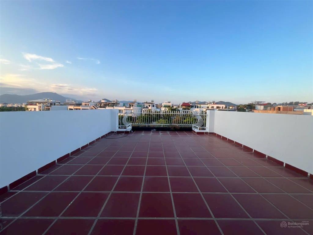 Bán nhà hà quang 2 nha trang đối diện công viên.