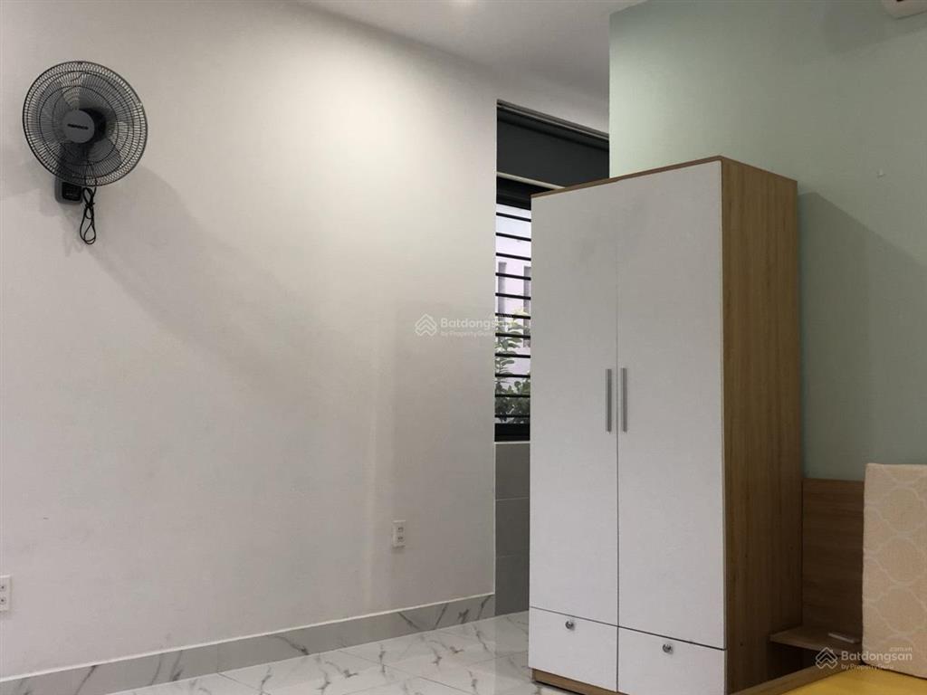 Cho thuê căn hộ ngay tt tp xây mớithoáng mát có nhiều cửa sổ, sân riêngfull nội thất5.5tr /tháng