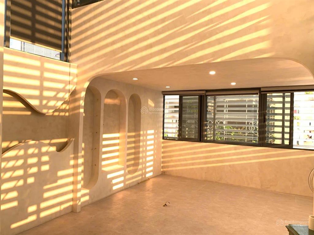 Nhượng gấp văn phòng 50m2 tại trung tâm ba đình, gần lăng bác, ô tô đỗ cửa, giá cực tốt