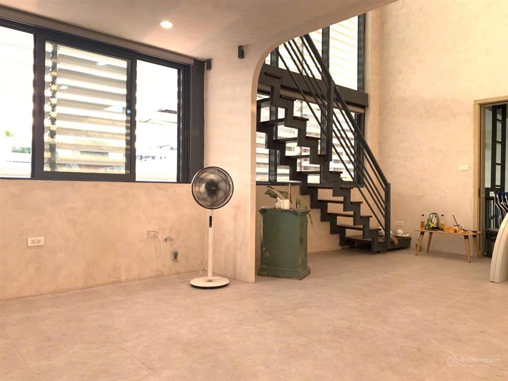 Nhượng gấp văn phòng 50m2 tại trung tâm ba đình, gần lăng bác, ô tô đỗ cửa, giá cực tốt