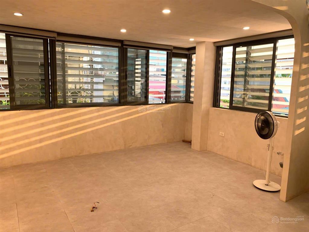 Nhượng gấp văn phòng 50m2 tại trung tâm ba đình, gần lăng bác, ô tô đỗ cửa, giá cực tốt