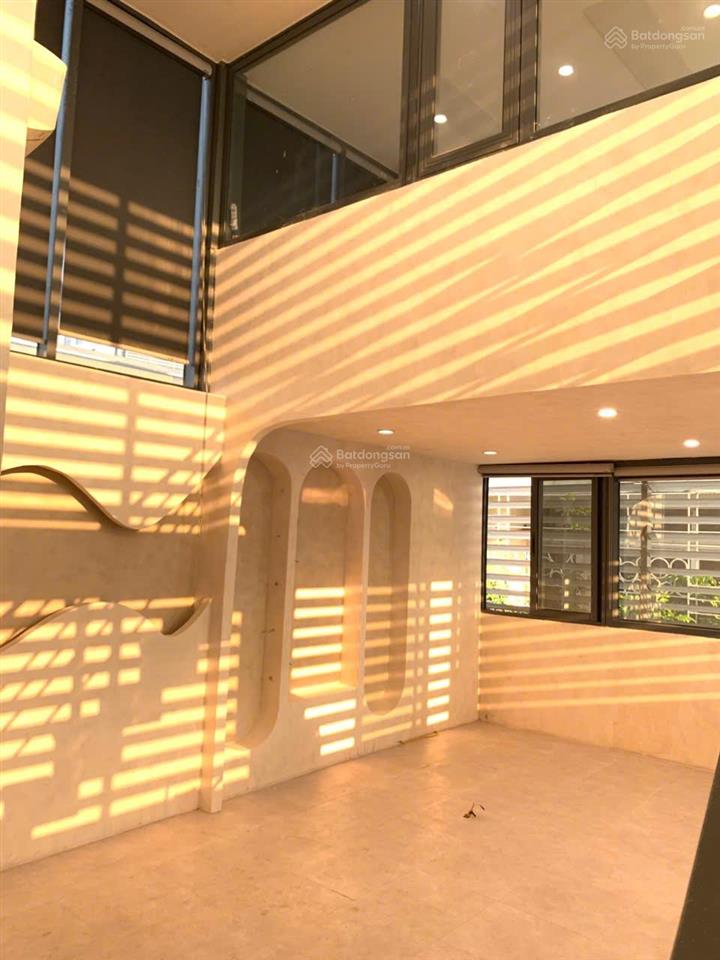 Nhượng gấp văn phòng 50m2 tại trung tâm ba đình, gần lăng bác, ô tô đỗ cửa, giá cực tốt