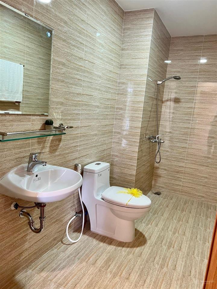 Cho thuê căn 3 pn có nội thất cơ bản 5.5 tr/th