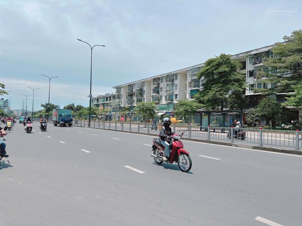 Nhà mt 6 tầng có thang máy dương quảng hàm, nhà mới xây ở ngay hoặc cho thuê. giá 12 tỷ