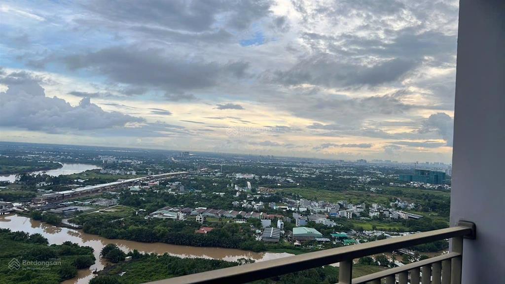 Em tuấn vinhomes bán nhanh căn hộ 2pn 2wc hướng đông nam, view sông. full nội thất cao cấp